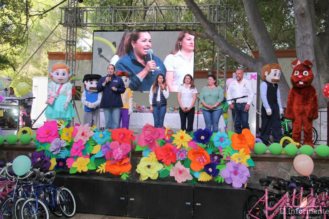 Festeja Gabriela Velázquez de Mendoza a los niños ya las madres - El Informante Baja California Sur