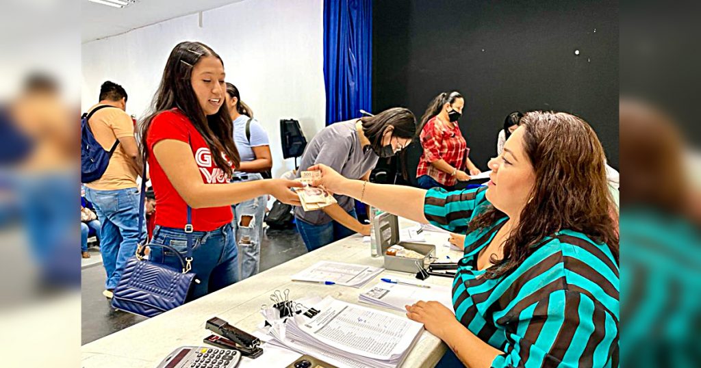 Entregan becas educativas a más de 3 mil 700 estudiantes de Los Cabos